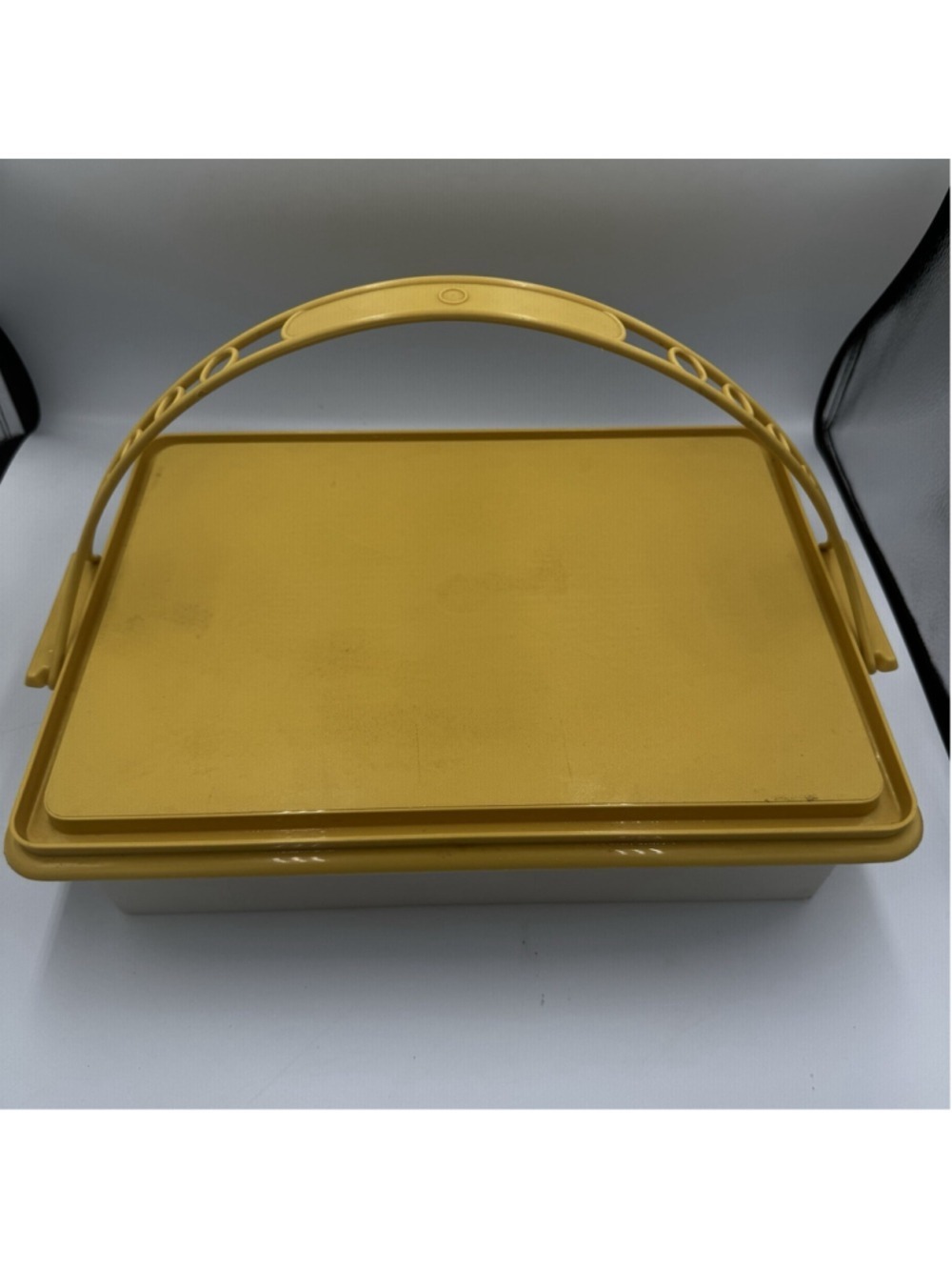 Vintage Tupperware Cake Carrier Rectangular 13x9 Tan Beige Handle Lid USA